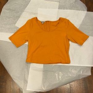 Fun burnt yellow/orange crop top with zipper detailing in the back!🧡